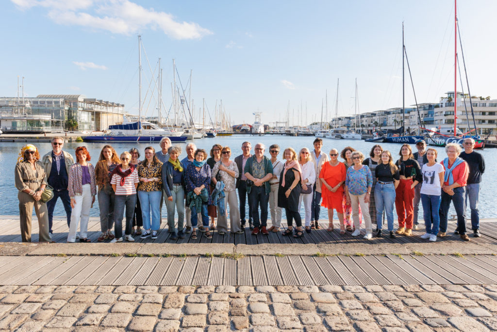 Photographie 2024 d'une partie des membres des Escales au bord du bassin des chalutiers à La Rochelle